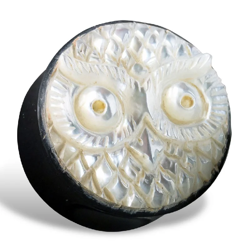 Best hoop earrings with geometric pendants for a modern, chic appeal-Owl Shell Plugs - Horn