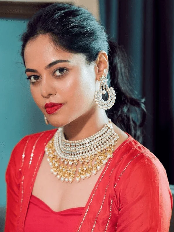 Stunning necklaces and pendants with chakra stones for healing and balance-Bindu Madhavi In Diamond Stone Choker With Pearl Tassels