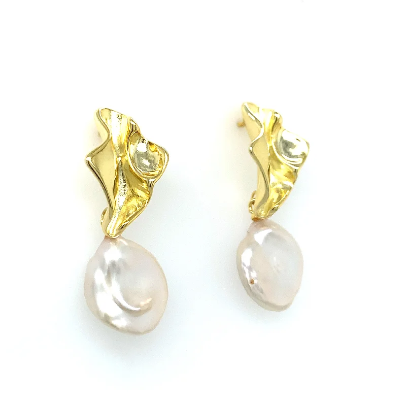 Best necklaces and pendants with adjustable chains for a customizable fit-Golden Pearl Drop Earring with Shell Detail